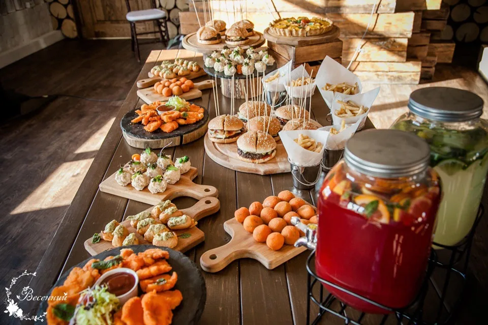 Фуршетные столы Country food bar с закусками на деревянных досках