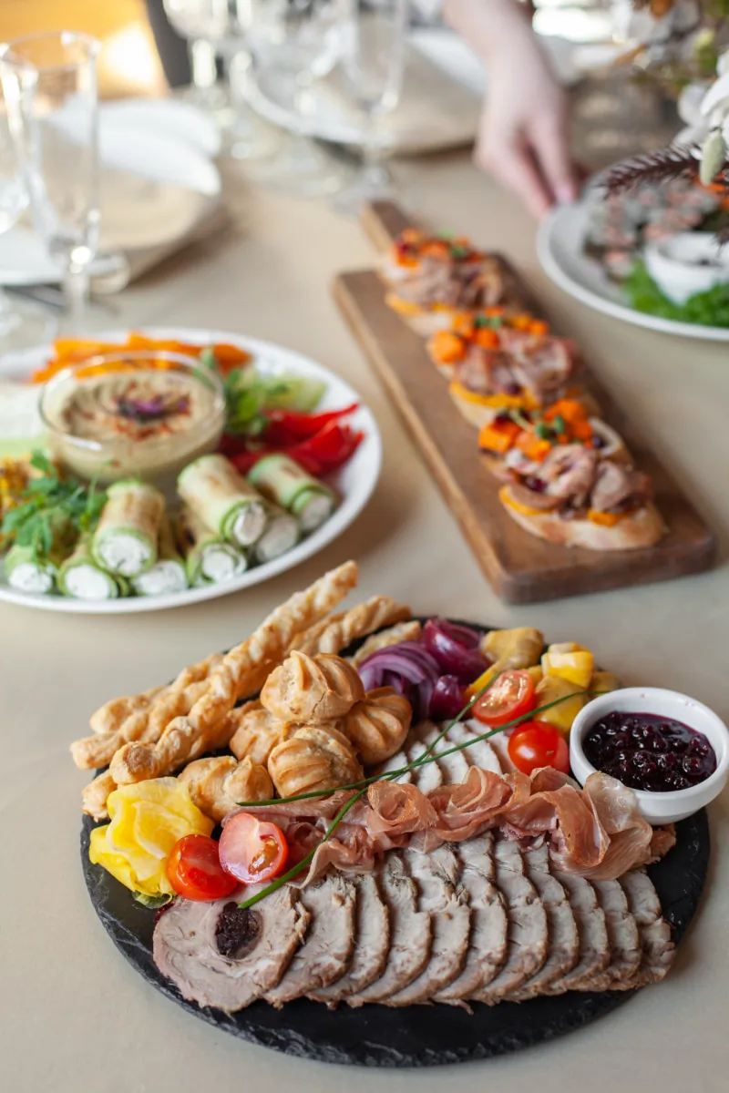 Банкетные закуски от шефа: канапе, роллы из цукини и мясная нарезка