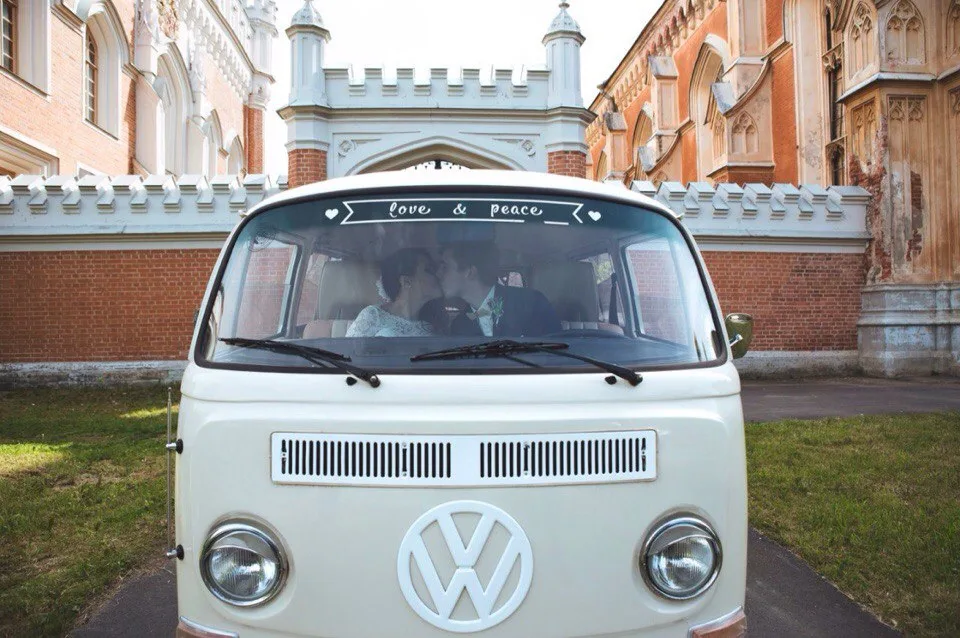 Белый Volkswagen T2 у краснокирпичного дворца