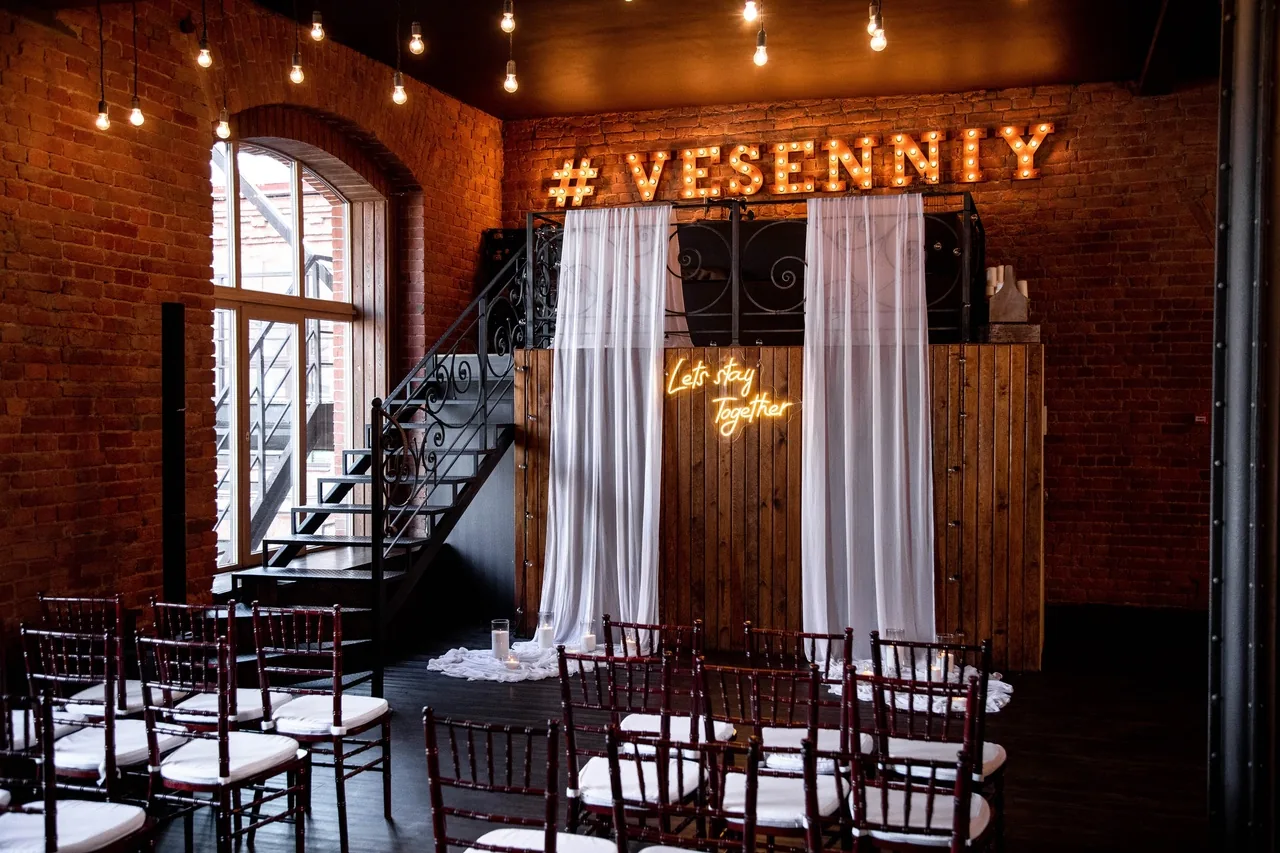 Лофт с кирпичной стеной, световой надписью #Vesenniy, лёгкими драпировками и неоном Lets stay Together
