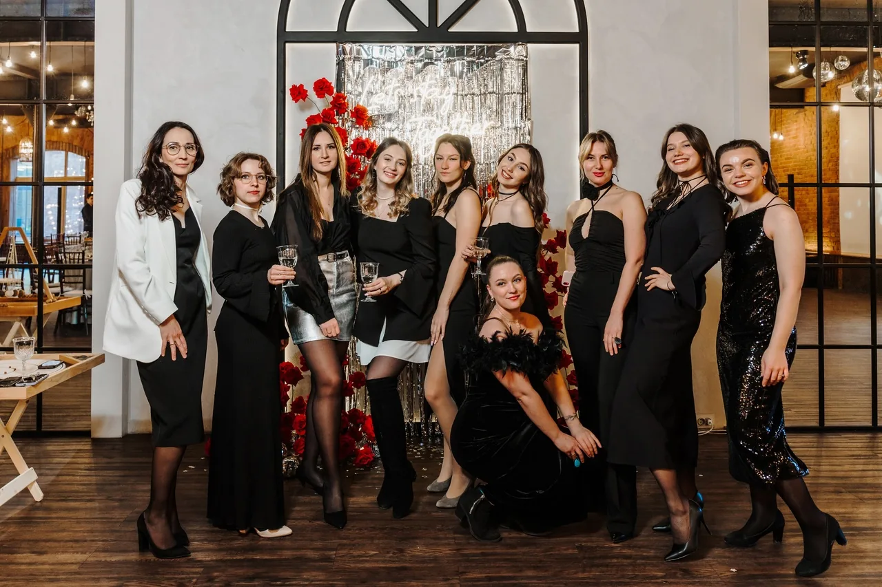 Менеджеры и координаторы в вечерних нарядах